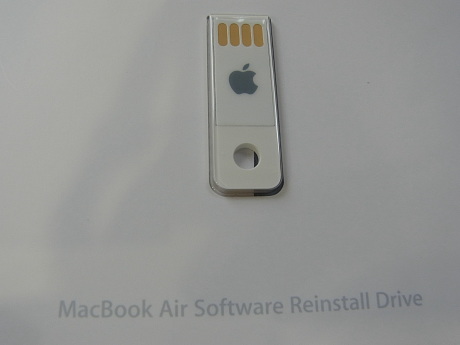 　アップルロゴの付いた「MacBook Air Software Reinstall Drive」。