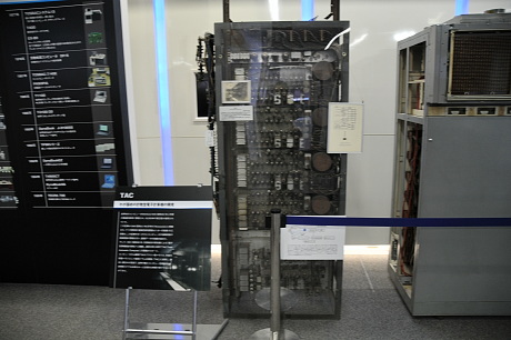 　真空管式の電子計算機「TAC」（1954年）。