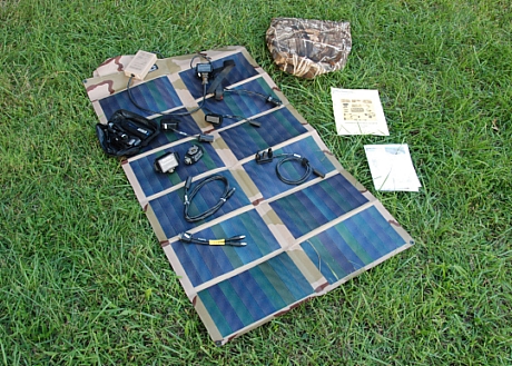 　米陸軍は天蓋に太陽光発電を組み込んだテントから、この「Rucksack Enhanced Portable Power System（REPPS）」まで、実戦での太陽エネルギーの使用に大きな可能性を見いだしている。米陸軍によると、REPPSは実戦で使用可能な初の携帯型バッテリ充電システムで、2009年の数カ月間実戦で使用されたという。この太陽電池素子（ちなみに反射防止処理が施されている）の目的は厳しい環境下で代替電力源を提供することだ。これは贅沢品ではない。今日の兵士の装備はバッテリを大量に消費する。

　REPPSは米陸軍の通信電子工学研究、開発、およびエンジニアリングセンター（Communications-Electronics Research, Development and Engineering Center：CERDEC）で開発された。米陸軍によると、軍隊でよく使われるタイプのバッテリを5〜6時間で充電することが可能で、複数のREPPSシステムを連結して、エネルギー消費量の多い装備を充電することもできるという。