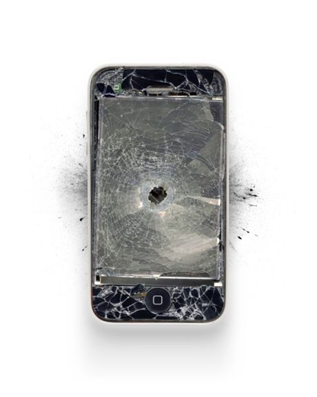 　サンフランシスコを拠点に活動するデジタルイメージとCGIアーティストであるMichael Tompert氏は、新品のApple製品を破壊し、残骸を写真に収め、それを「物への執着とファッション、自由、束縛」に対する意思表示として表現している。

　「Targeting」という作品では、2009年製の「iPhone 3G」がHeckler & Kochの拳銃で撃ち抜かれている。