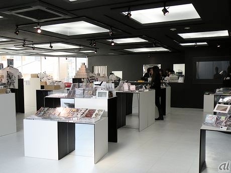 3階にはニコニコ動画で人気のアーティストのCDやグッズを販売するショップ「ニコニコストア」をオープン。