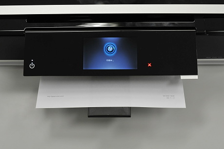 　印刷中はタッチスクリーンが持ち上がって紙が出てくる。紙の下の紙を支える黒いパーツも自動で出てくる。