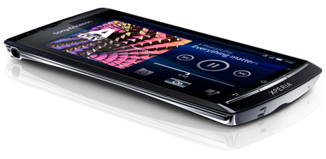 　Sony Ericsson Mobile Communicationsは1月6日、コンシューマーエレクトロニクス分野で世界最大の見本市「2011 International CES」において、Androidの最新バージョン2.3を搭載したスマートフォン「Xperia arc」を発表した。写真は、最薄部8.7mmのXperia arc。