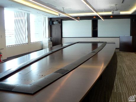通訳ブースつきの広い会議室。顧客向けの会議室は全部で64室用意されている。