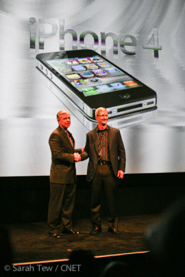 　AppleのCOOであるTim Cook氏が登壇。iPhoneは2007年の登場以来大きな成功を収めており、Verizonの9300万もの既存顧客や、VerizonでのiPhone利用を望む新規顧客に対し、同製品を提供できることに胸を躍らせていると述べる。