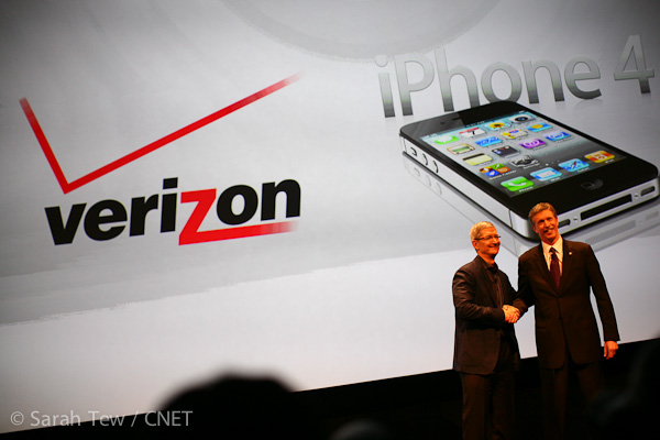　次にVerizon Wirelessの最高経営責任者（CEO）Dan Mead氏が登壇。端末をVerizonとAppleの店舗で発売する準備が整ったと述べる。