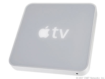 　その小さい筐体からユーザーインターフェースに至るまで、「Apple TV」はまさしく「Mac」や「iPod」をデザインしたAppleが提供する使用感となっている。Apple TVは、ワイドスクリーンテレビに接続するネットワーク対応iPodだとも考えられる。もちろんiPodよりは大きいが、縦横20cm弱の本体は、平均的なDVDプレーヤーやケーブルテレビのセットトップボックスよりはるかに小さい。