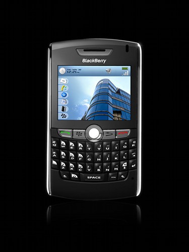 　Research In Motion（RIM）が新型のスマートフォン「BlackBerry 8820」を発表した。BlackBerry 8820は、同社が初めてのWi-Fi対応したスマートフォンで、QWERTYフルキーボードを搭載した同社最薄の電話機となる。BlackBerry 8820には320×240ピクセルのディスプレイ、トラックボールナビゲーションシステム、音声およびデータ機能、GPS機能を備えている。AT&Tは、BlackBerry 8820を米国国内で2007年夏以降発売開始する予定。