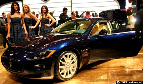 　2008 Maserati GranTurismoのデザインは、有名なデザイン会社Pininfarinaが担当。時速60マイルに到達するまでの時間は5.1秒、最高時速は177マイル（約285km）。405馬力4.2リッターV8エンジンをフロントミッドエンジンレイアウトで搭載しているため、前後重量配分が49対51となっている、とMaseratiは述べる。