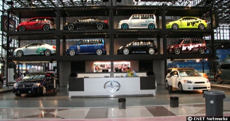 　Scionは、ニューヨーク市の立体駐車場をイメージした巨大な展示スペースで車両を披露した。