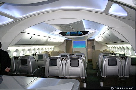 　Boeingは2007年はじめに747-8型機の内部を公開した際、787型機の機内の実物大模型も併せて公開した。787型機内の座席数は、モデルによって210席から330席まで幅がある。Boeingは、同機の乗客が快適さを感じる1つの要因として湿度の高さを挙げている。