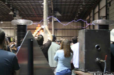 　アーティストやロボット研究家、ゲーム開発者やエンジニア。さまざまなクリエーターを集めたDIYの祭典「Maker Faire」が、サンマテオで米国時間5月19日〜20日に開催された。画像は、電光を戦わせるように放つ2個のテスラコイル、そして、その様子を見て沸き立つ観客。