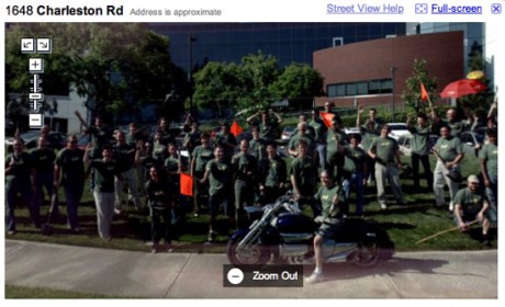 　写真のためにGoogleのオフィス前に集合してポーズを取っているStreet Viewチームのメンバー。このイメージは多くの読者が送ってくれた。おかしいことに、偶然集まった何かのグループか、庭師の集まりだと思った読者もいたようだ。