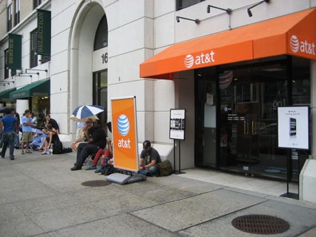 　全米が待ちに待ったiPhoneが発売された。ワシントンDC担当のAnne Broacheが現地のAT&Tストアなどを訪れた。Dupont CircleのAT&Tストアには、6月29日の午後から20人以上の人が並んだ。ワシントンDCでの行列はニューヨークやサンフランシスコに比べると短め。