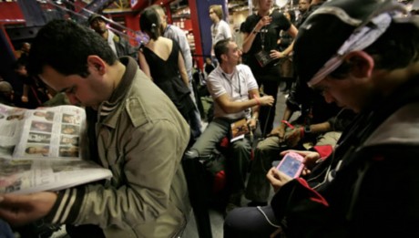 　ロンドンの列に並んでいた人たちの中には、ピンクのPlayStation Portableで遊んでいる人も。