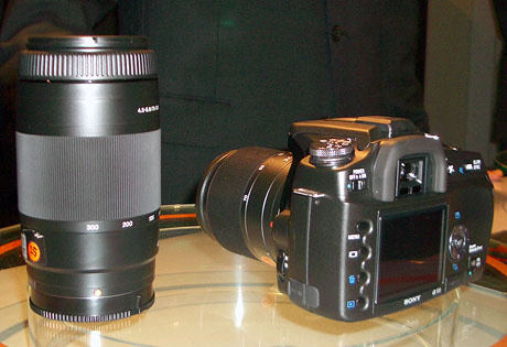 左側のレンズは焦点距離75-300mm、F4.5-5.6のズームレンズ「SAL75300」