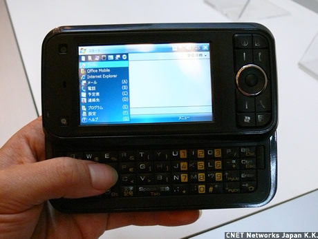 　もう1つのWindows Mobile 6搭載端末が東芝製の「X01T」。3インチワイドVGA液晶を搭載しており、細かい文字まで表示する。フルキーボードは端末の下筐体に搭載されている。