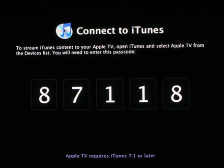 　「Sources」画面で「Connect to New iTunes」オプションをクリックすると、ランダムな5桁のコードが表示される。そのコードをiTunesに入力すると、すべての楽曲、テレビ番組、ポッドキャスト、および映画が瞬時に閲覧可能となり、Apple TVでストリーム受信できるようになる（現時点では、写真に関してはApple TVのメインのソースコンピュータからしかアクセスできない。また、画像には処理が必要なため、同期だけで、ストリーム受信はできない）。