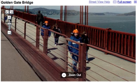 　Golden Gate Bridgeを渡る女性と子供。このように1枚の写真に被写体が2回以上登場するということが、Street Viewプロジェクトで撮影者がとる方法の関係上、時々起こる。