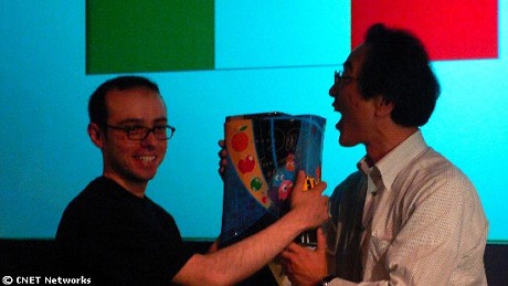 　優勝者のCarlos Romeroさんには岩谷徹氏から、パックマンデザインのXbox 360が表彰された。また、Xbox Live Arcadeでコンテンツの購入に使えるMicrosoftポイントを10万ポイントと、大会のスポンサーであるサンドイッチチェーンQuiznosのサンドイッチ26年分が贈られた（パックマンもQuiznosも26年前に誕生した）。