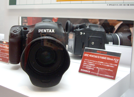 ペンタックスブース。中判カメラ「PENTAX 645 Digital」の参考出品。大型CCDや標準レンズなども合わせて展示されていた。
