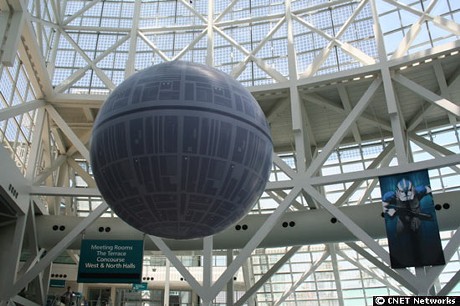 　会場であるLos Angeles Convention Centerの入口近くには宇宙要塞である「デス・スター」が浮かんでいる。