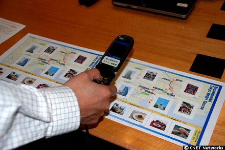 　富士通は、ステガノグラフィと呼ばれる数値情報を画像内に埋め込む技術についても披露した。画像に情報を埋め込むことができるが、人間の目には画像に含まれるその情報を認識することができない。携帯電話などでこの画像を撮影することでウェブサイト、ビデオ、または詳細情報を示す広告が携帯電話に表示される。同社は日本最大の携帯事業者であるNTTドコモと提携しており、日本では特に観光用地図に含まれる観光情報としてすでに同技術が利用されているという。