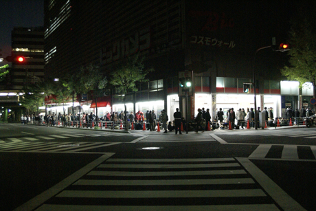 店舗の周りには、すでに大勢の人々の行列が……。前日20時前後には列ができはじめ、4時過ぎにはすでに1000人を越える人たちが行列をつくっていた。