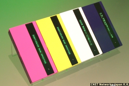 　印刷での色彩表現の元となる4原色CMYK（Cyan、Magenta、Yellow、Key Note）をフィーチャーした「N703iD」。色の持つパワーと楽しさを表現するとともに、グラフィックデザインの世界観を製品に取り入れた。