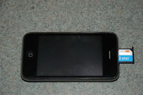 　初代iPhoneと同様、iPhone 3GのSIMカードは小さなプラスチック製のトレイに収められている。