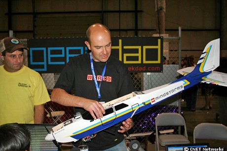 　Wired Magazineの編集者で「The Long Tail」の著者Chris Anderson氏がデモしたLego Mindstormsで作成したGPS搭載リモコン飛行機。