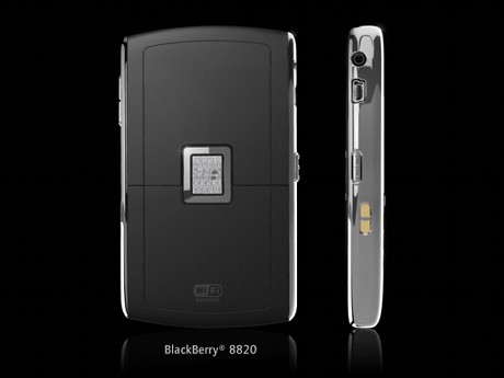 　BlackBerry 8820の背面と側面。同製品は最大32Gバイトまで対応可能なmicroSDの拡張メモリスロットを搭載している。