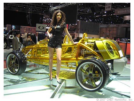 　Rinspeedはプラスチック製のスケルトンボディを採用したコンセプトカー「eXasis」を披露した。バギーカーのような外見をしている。