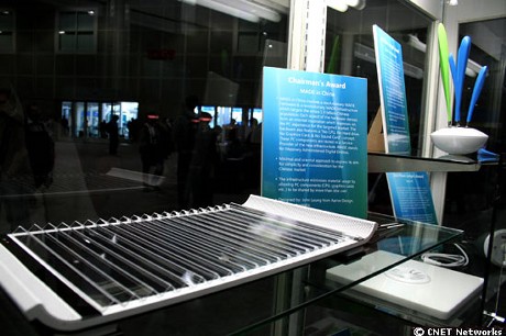 　「Made in China」という名称がつけられたこのコンセプトPCは、はしの形状をしたスタイラスペンで操作する。これも15日にGates会長が発表した今回のコンテストの受賞作品で、WinHECで展示されている。