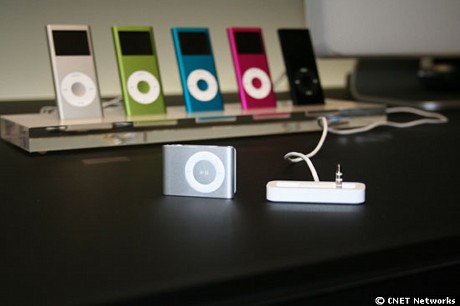 　iPod shuffleのUSB Dock。ヘッドホンジャックを介してデータを転送する。