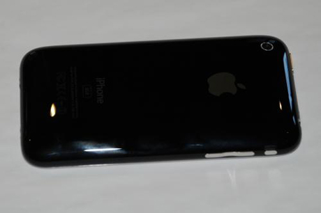 　初代iPhoneと異なり、iPhone 3Gの裏面は1つの部品でできている。iPhone 3Gに2メガピクセルカメラが搭載されている点は、初代と同じだ。