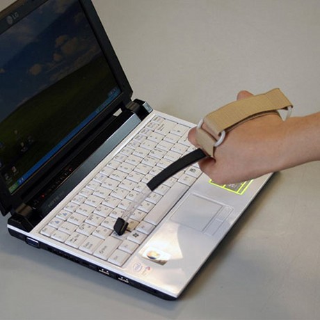 　このデバイスを使えば、指が不自由でも本のページをめくる、または、キーボードを打つことが可能になる。