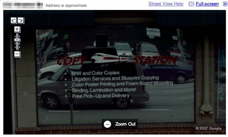 　Google Street Viewのスタッフが撮影に利用する自動車。窓に反射している。