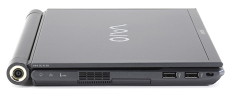 左側面にはヒンジ分にACアダプターの挿入口。モデムやLAN、iLinkはカバーで覆われる。ExpressCard/34スロットとUSB×2がある