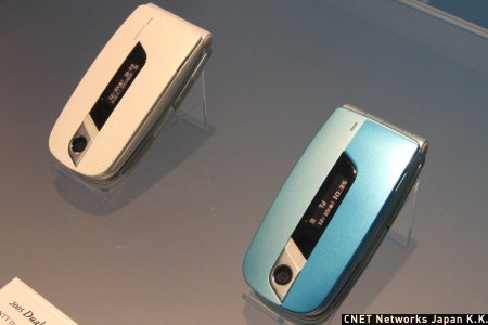 　それまで単色で塗装されていた携帯電話。NECは2005年に、異なる質感のコントラストをつけた「デュアルトーン」モデルとして「N901iC」を発表。業界初の斬新な試みと評価された。