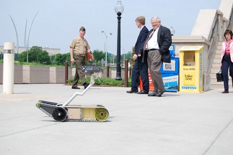　Small Unmanned Ground Vehicle（SUGV）と呼ばれるこの小さなロボットもFCSプログラム製品。遠隔操作を担当する兵士は、ゴーグルに装備された小型スクリーンでSUGVからの映像を見ることができる。