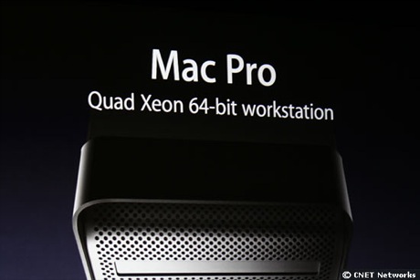 　新しいデスクトップ「Mac Pro」は、デュアルコアIntel Xeonを2基搭載する。光学ディスクドライブは最大2基、ハードドライブは最大4基までを搭載可能。