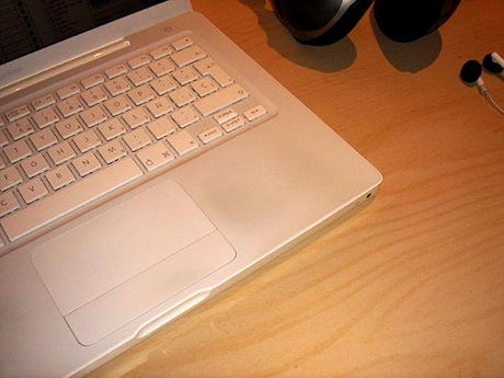 　Jose Munoz-Olaya氏が所有するMacBookで発生した変色。最初は薄かった変色は次第に濃くなっていったという。