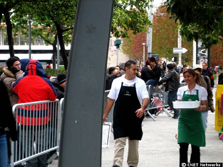 　近所のStarbucksから2名の従業員が出向き、列をなす人々にクッキーやラテ、モカコーヒーが振る舞われた。