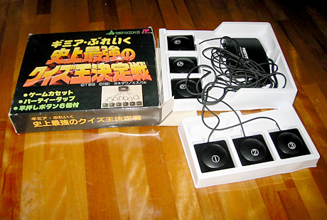 ファミコンソフト「ギミア・ぶれいく 史上最強のクイズ王決定戦」専用の「早押しタップ」型コントローラー。