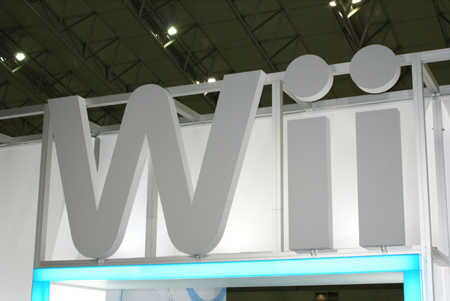 2006年11月3日の名古屋会場を皮切りに、大阪、東京と開催されてきた、「Nintendo World 2006 Wii体験会」が、2006年11月26日閉幕した。
全国3大都市で開催された任天堂主催のイベントは、発売を今週末に控えたWii最後の大型プレゼンの場であり、国内外から大きな注目を集めたイベントだ。実際に足を運んでWiiを体験した読者も多いことだろう。
その、「Nintendo World2006 Wii体験会」最後の会場となった、東京会場をフォトレポートで紹介する。