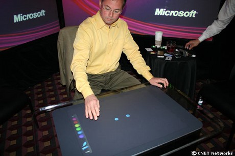 　MicrosoftのSurface Computing部門でマーケティングディレクターを務めるMark Bolger氏は、同社の新しいテーブル型PC「Microsoft Surface」（開発コード名：Milan）をサンフランシスコで開催されたブリーフィングで披露した。Surfaceはマウスやキーボードを必要とせず、すべてタッチすることで操作可能になっている。Microsoftがハードウェア、ソフトウェアの両面で開発を進めてきた。
