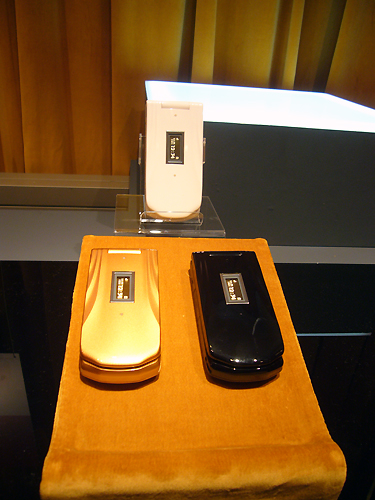 コンセプター坂井直樹氏による、アールデコ時代のモチーフを採用したデザインケータイ「DRAPE」（東芝製） 。「EV-DO Rev.A」「テレビ電話」にも対応。カラーは、鉱石をモチーフにしたという。
