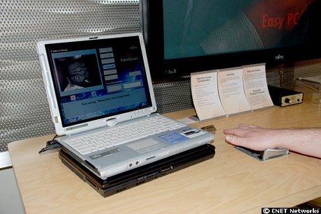 　富士通の従業員が富士通研究所で開発したPalmSecureシステムを披露した。ハードウェアセンサで右手の静脈パターンをスキャンし、コンピュータにそのイメージを表示する。