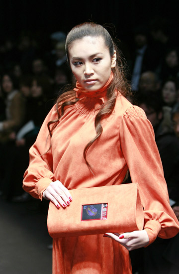 　美貴氏はこの洋服とハンドバッグを通して、従来からのファッションと新しい技術の融合を目指した。